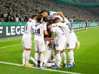 Monchengladbach stun Bayern to enter German Cup last 16